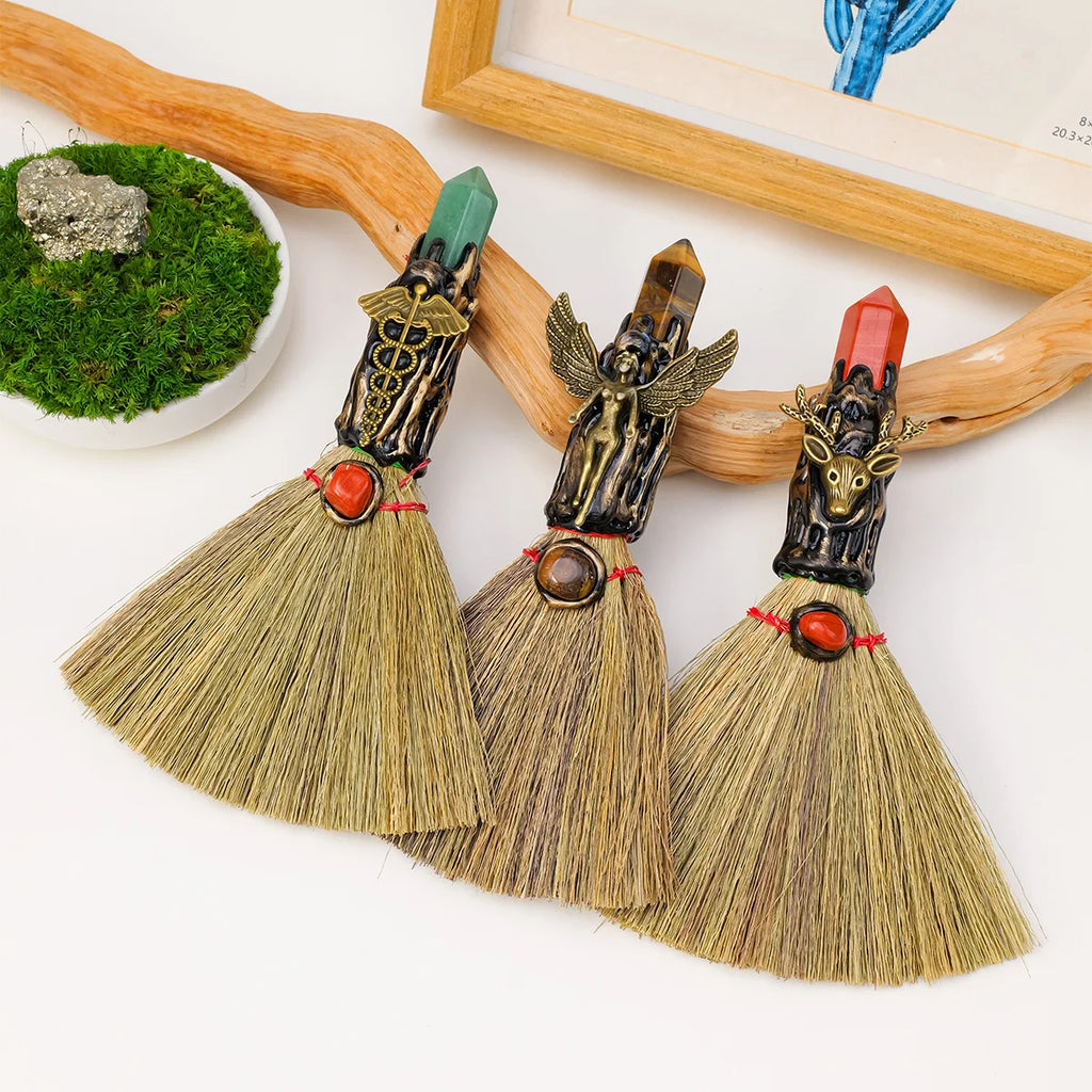 Sélection colorée de Mini Balai De Sorcière En pierre Naturelle - Purification Énergétique, idéale pour la décoration et la protection énergétique dans la maison. Balai de purification, pierres naturelles, cristal naturel, feng shui.