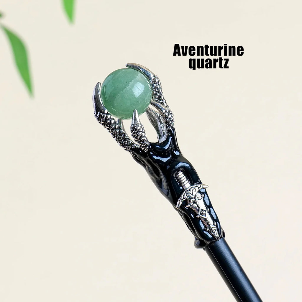 Mise en avant de l'aventurine dans le Sceptre Magique de Guérison Spirituelle, réputée pour attirer chance et prospérité. Sceptre en cristal.