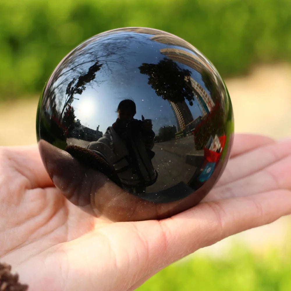 Sphère en obsidienne noire naturelle polie – de 2 à 13 cm dans une main, pièce d'art décoratif et boule d'énergie spirituelle.