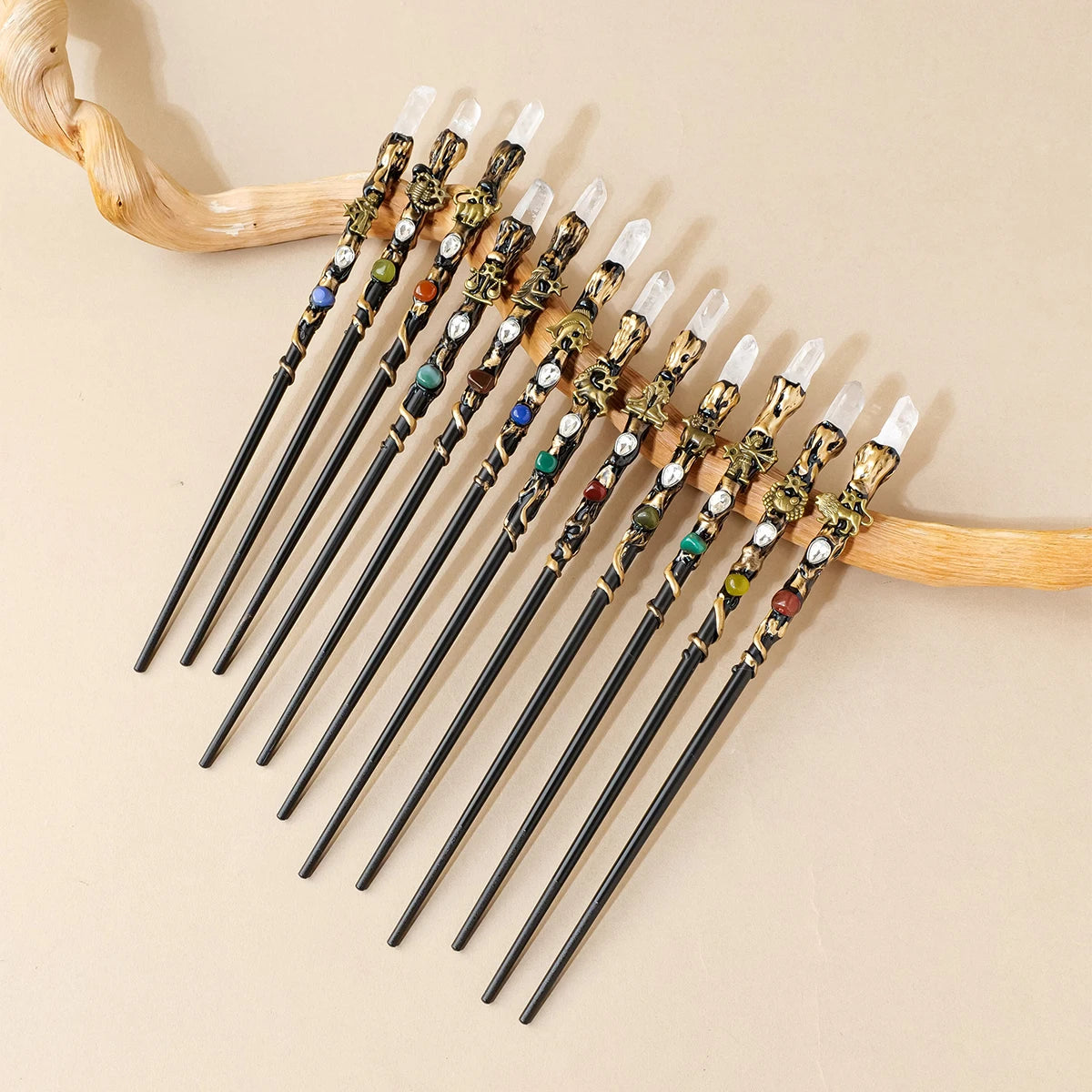 Baguettes magiques naturelles de Runyangshi en cristal clair avec des détails colorés, idéales pour la spiritualité et la guérison.