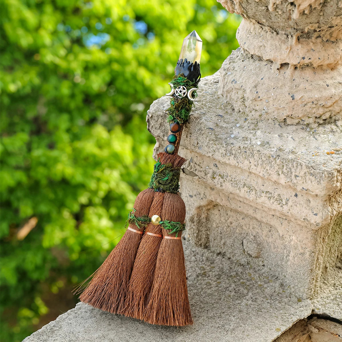 Balai De Sorcière - Pointe De Cristal en pierre Naturelle, un balai de purification élégamment conçu, mettant en avant le Cristal de roche et d'autres cristaux pour assurer la négativité et augmenter l'énergie positive.