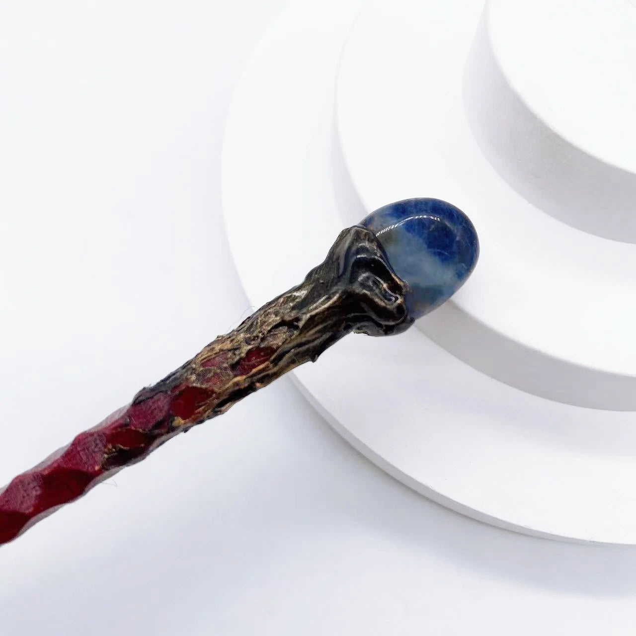 Baguette magique de 19 cm de Aemilia Mystica, avec une pierre bleue, idéale pour les amateurs de witchcraft et les cadeaux spéciaux.
