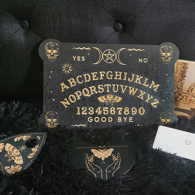 Planche Ouija en Bois de 30 cm avec Motifs Mystiques, design en bois noir avec lettres et motifs mystérieux. Parfait pour la divination et la communication spirituelle. Idéal pour un autel de sorcière, cet outil de divination est parfait pour les pratiquants de la sorcellerie moderne et de la spiritualité.