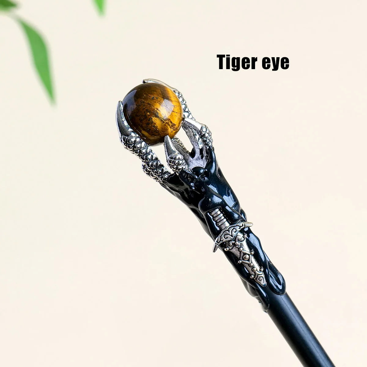Détail du Sceptre Magique de Guérison Spirituelle avec un œil de tigre, symbole de protection et de confiance. Baguette de guérison pour l'harmonisation des chakras.