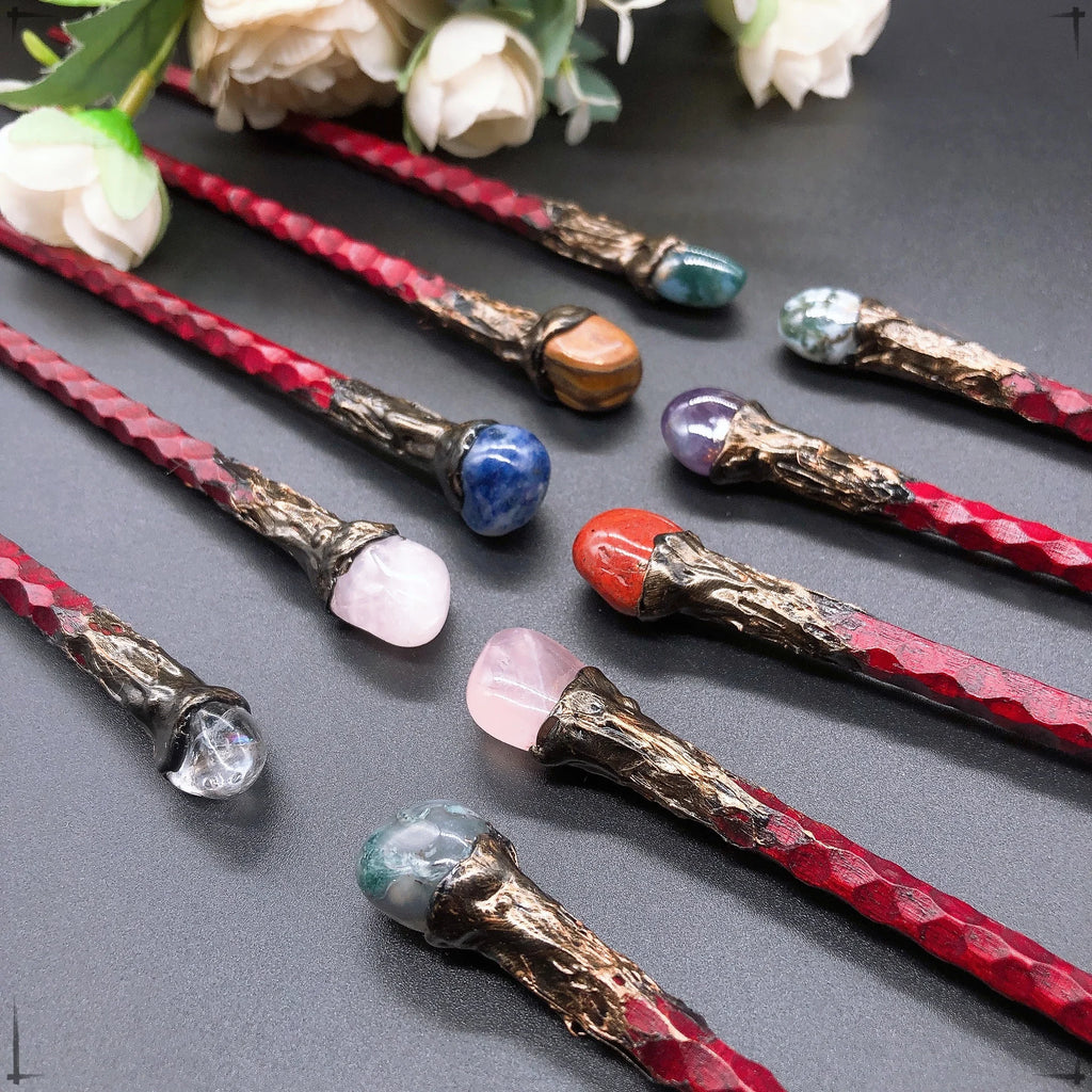 Baguettes magiques en cristal natural de 19 cm de Aemilia Mystica, avec différentes pierres précieuses comme l'améthyste et l'œil de tigre, parfaites pour la décoration et les cadeaux de sorcellerie.