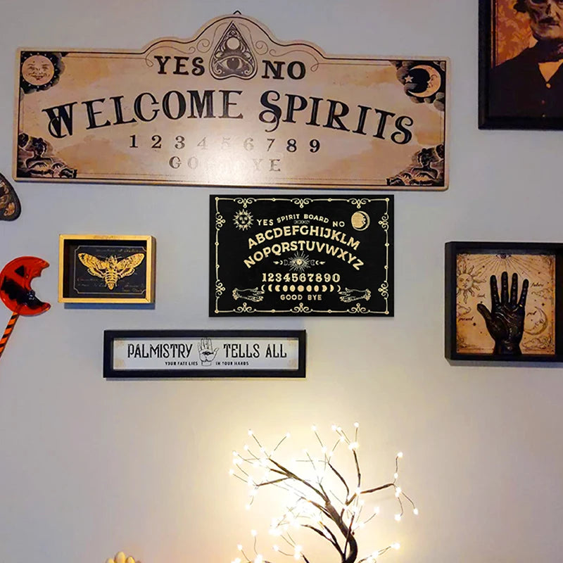 Planche Ouija en Bois de 30 cm avec Motifs Mystiques accrochée au mur, entourée d'accents ésotériques. Ce accessoire rituel est parfait pour les pratiques de sorcellerie moderne et les explorations spirituelles.