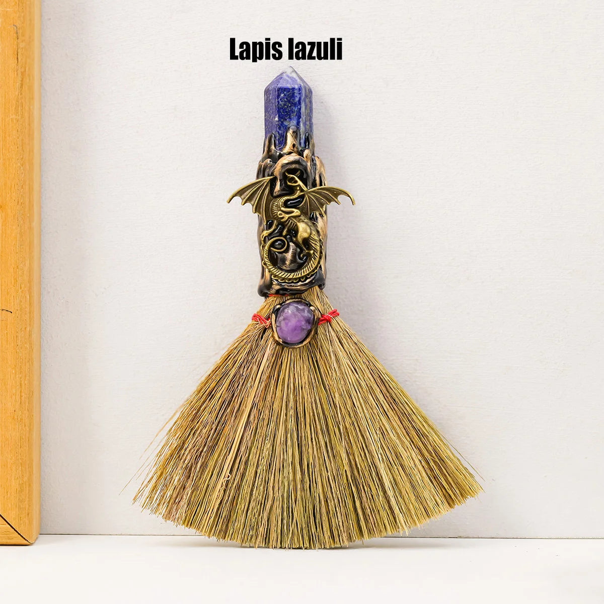 Mini Balai De Sorcière En pierre Naturelle - Purification Énergétique, illustrant la beauté des pierres naturelles en décoration intérieure et pour le reiki. Balai de sorcière, balai de purification, nettoyage énergétique.