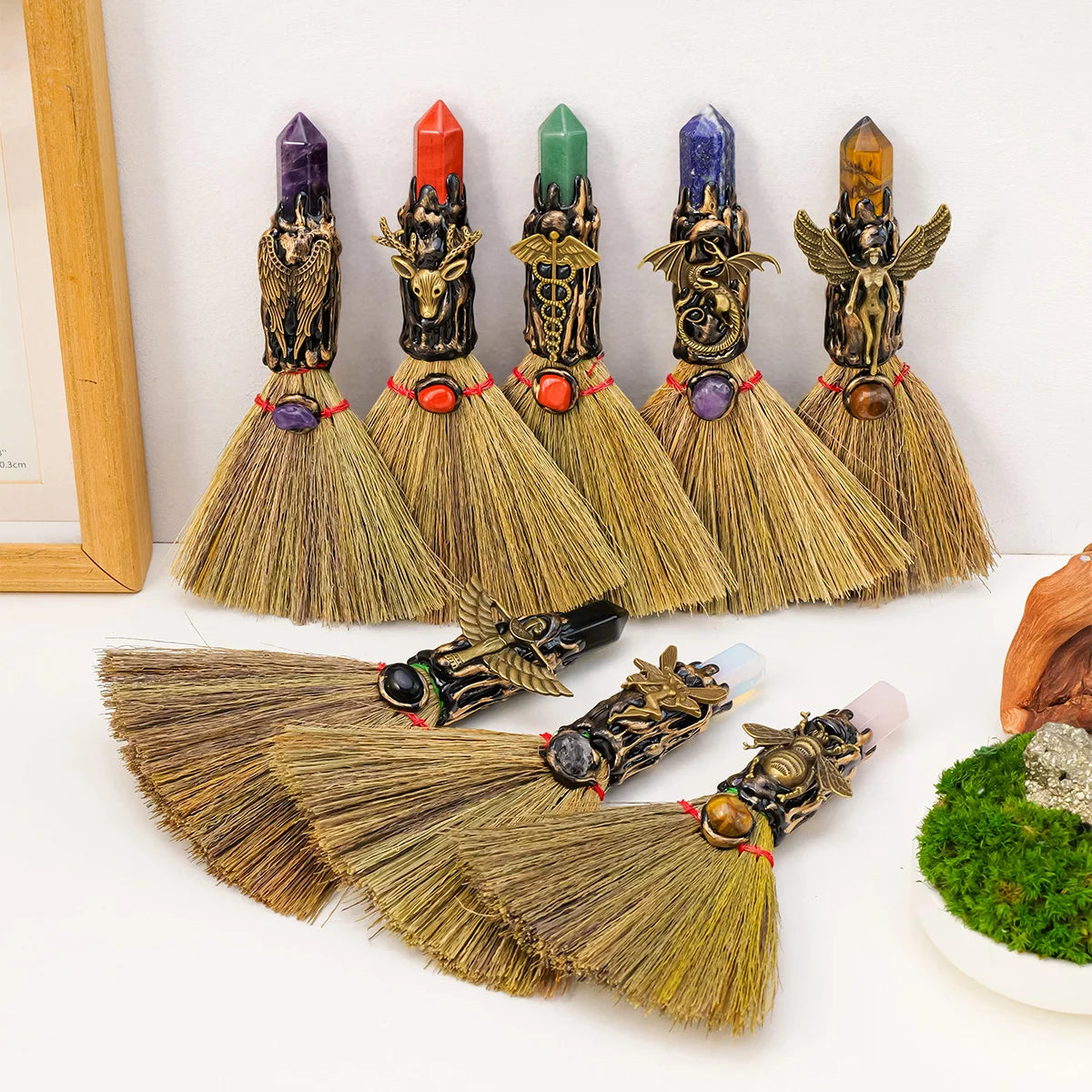 Mini Balai De Sorcière En pierre Naturelle - Purification Énergétique présenté en groupe, showcasing une variété de pierres pour l'énergie positive et le feng shui. Balai de purification, balai pierre naturelle, purification énergétique, reiki, lithothérapie.