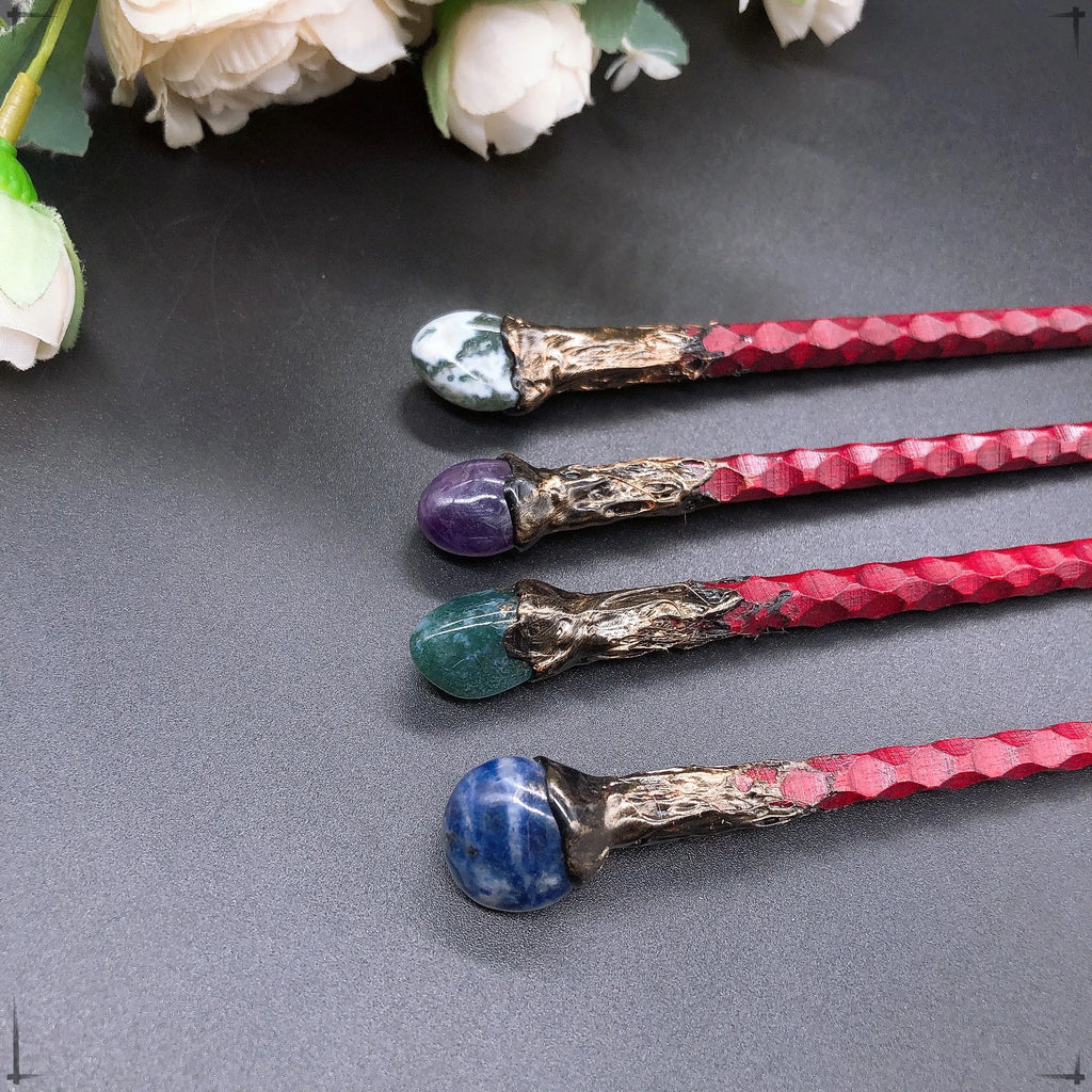 Détails de baguettes magiques de 19 cm de Aemilia Mystica, mettant en avant les pierres telles que la labradorite et la pierre violette, idéales pour la décoration intérieure.