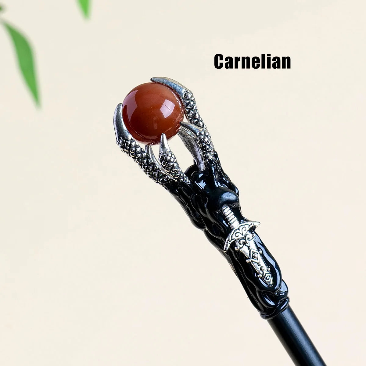 Détail du Sceptre Magique de Guérison Spirituelle présentant une carnelian, connue pour sa capacité à motiver et à inspirer. Outil énergétique.