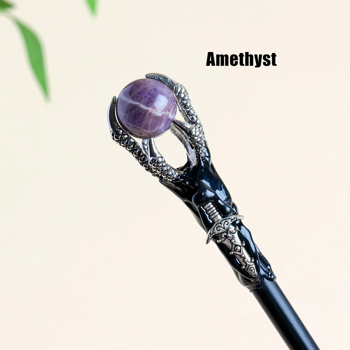 Zoom sur le Sceptre Magique de Guérison Spirituelle avec une améthyste, accentuant ses bienfaits pour la paix intérieure et l'équilibre. Sceptre magique.