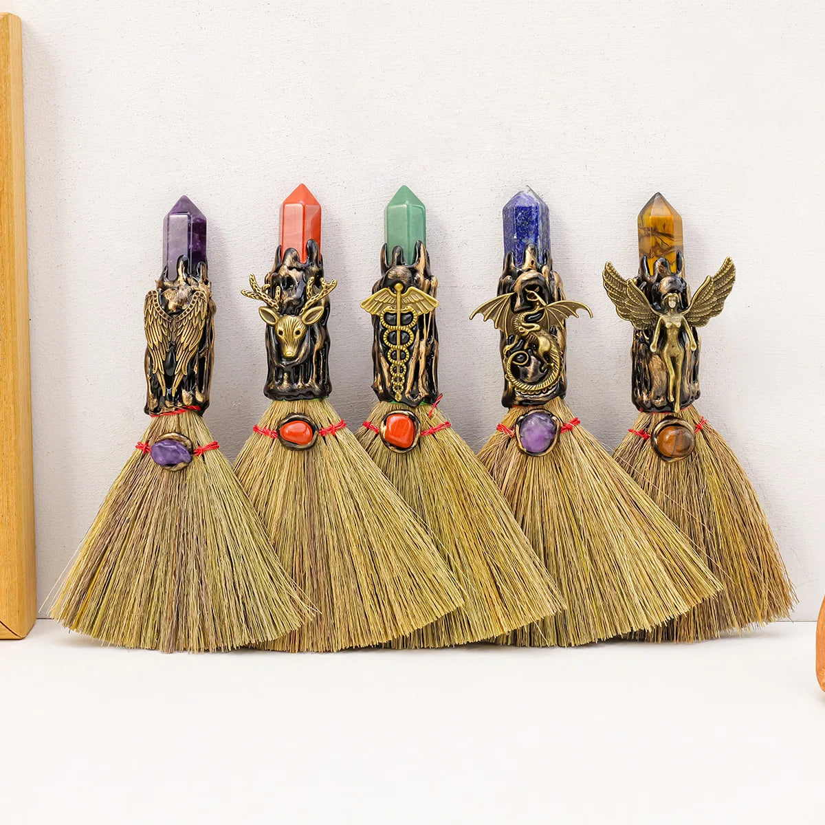 Alignement esthétique de Mini Balai De Sorcière En pierre Naturelle - Purification Énergétique, parfait pour ajouter une touche mystique à votre décor. Mini balai de sorcière, balai de sorcière, balai magique, cristal naturel, objet ésotérique.