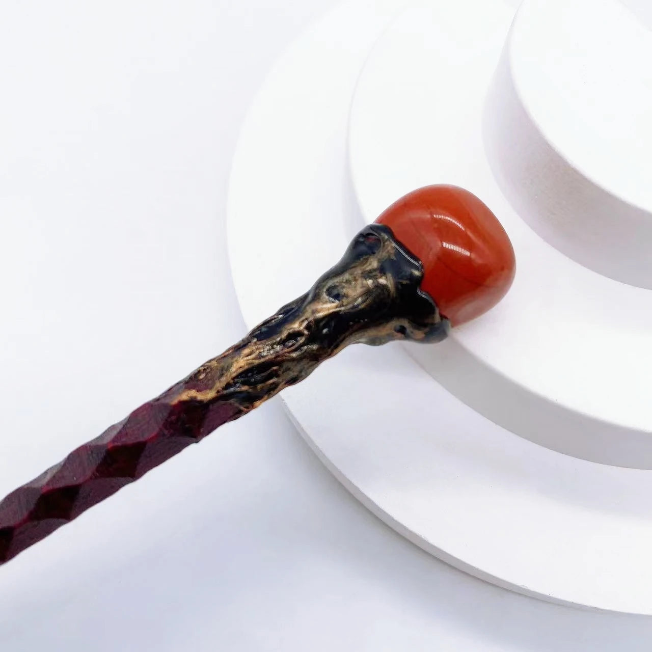 Baguette magique ornée d'une pierre agate rouge, parfaite pour les collectionneurs et les amateurs de magie, proposée par Aemilia Mystica - 19CM Natural Crystal Stones Magic Wand Witch Amethyst Tiger Eye Stone Labradorite Red Agate Home Decoration Witchcraft Gift.