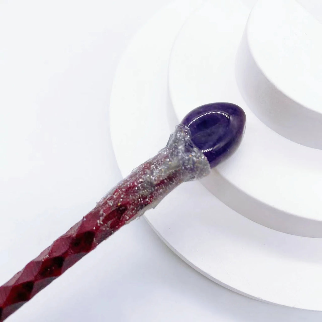 Bâton magique en cristal rouge avec une pointe en améthyste, de la marque Aemilia Mystica. Parfait pour la décoration intérieure et les cadeaux liés à la sorcellerie.
