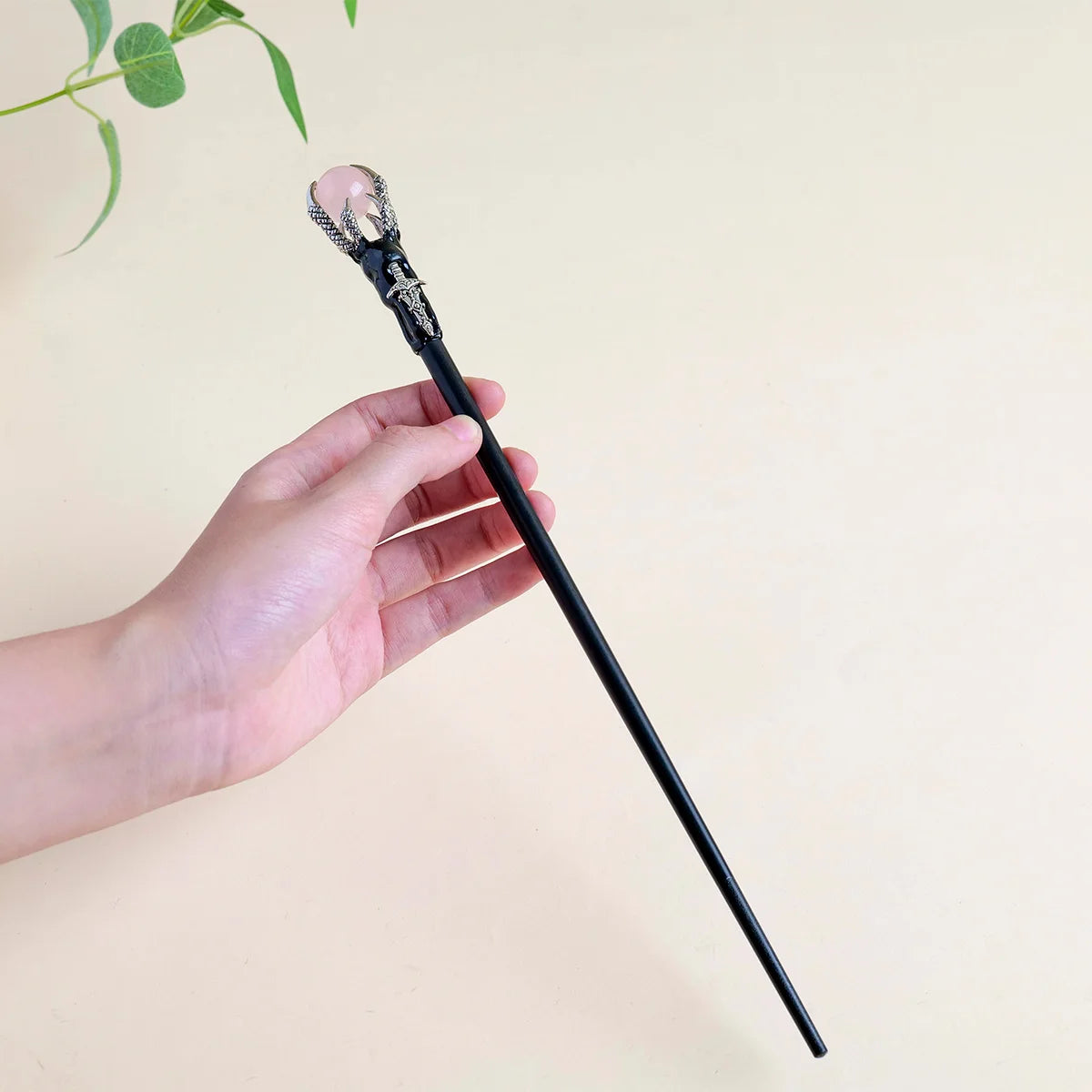 Main tenant le Sceptre Magique de Guérison Spirituelle, un superbe outil énergétique enrichi de pierres naturelles pour la guérison spirituelle et l'harmonisation des chakras. Sceptre en cristal.