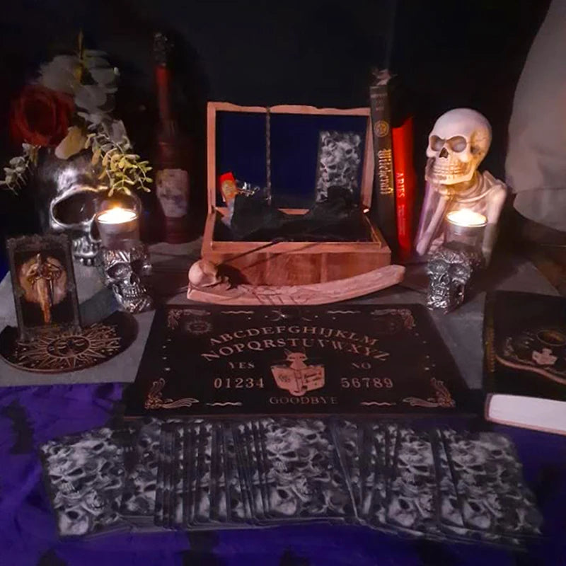 Planche Ouija en Bois de 30 cm avec Motifs Mystiques entourée de décorations ésotériques. Cette planche divinatoire est idéale pour les prédictions et les rituels spirituels. Parfaite pour les passionnés de wicca et d'ésotérisme qui cherchent à renforcer leur connexion spirituelle.