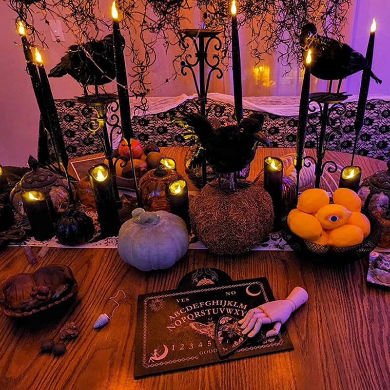 Planche Ouija en Bois de 30 cm avec Motifs Mystiques sur une table mystique ornée de bougies et d'objets ésotériques. Cet outil de divination facilite la communication spirituelle, idéal pour les rituels sur un autel de sorcière.