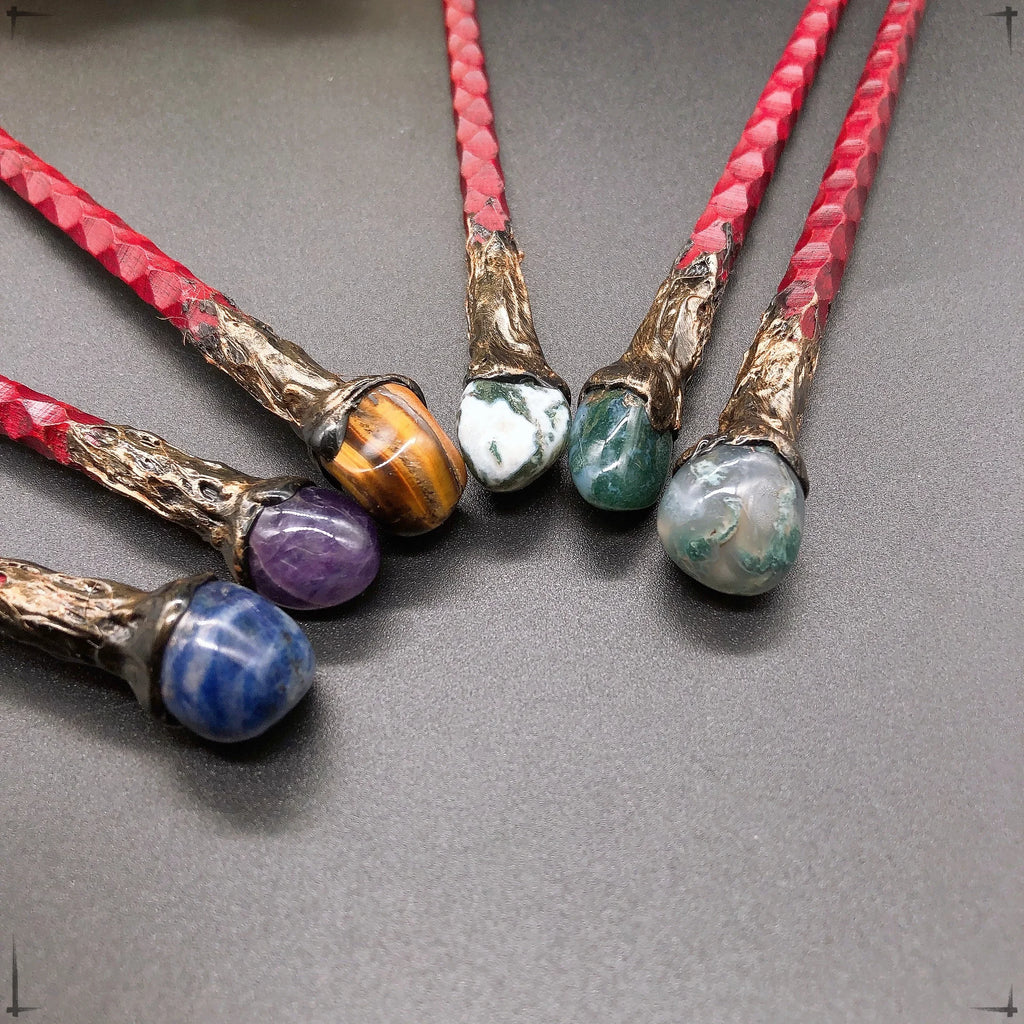 Collection de baguettes magiques mystérieuses ornées de pierres semi-précieuses, proposées par Aemilia Mystica dans un style feng shui.