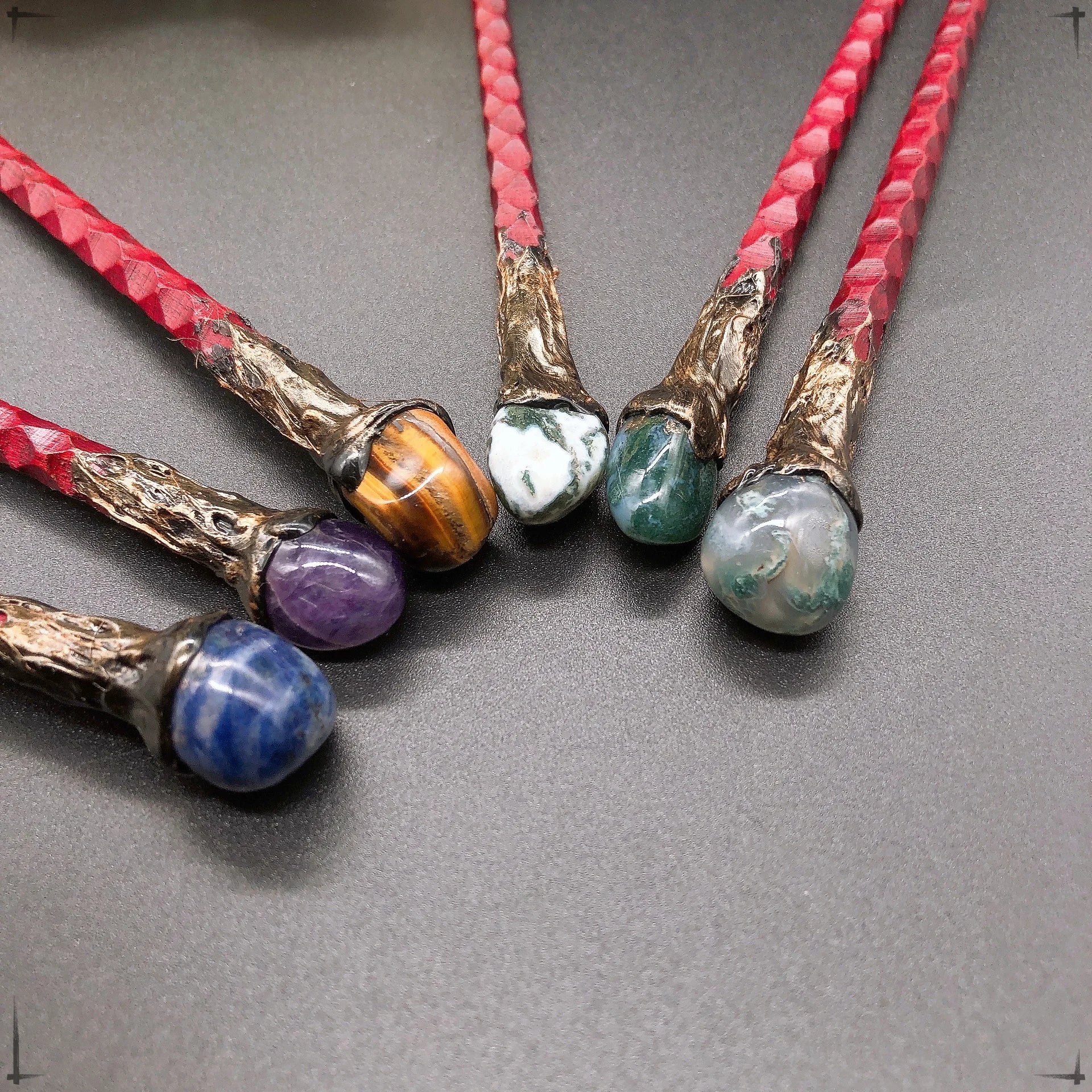 Collection de baguettes magiques mystérieuses ornées de pierres semi-précieuses, proposées par Aemilia Mystica dans un style feng shui.