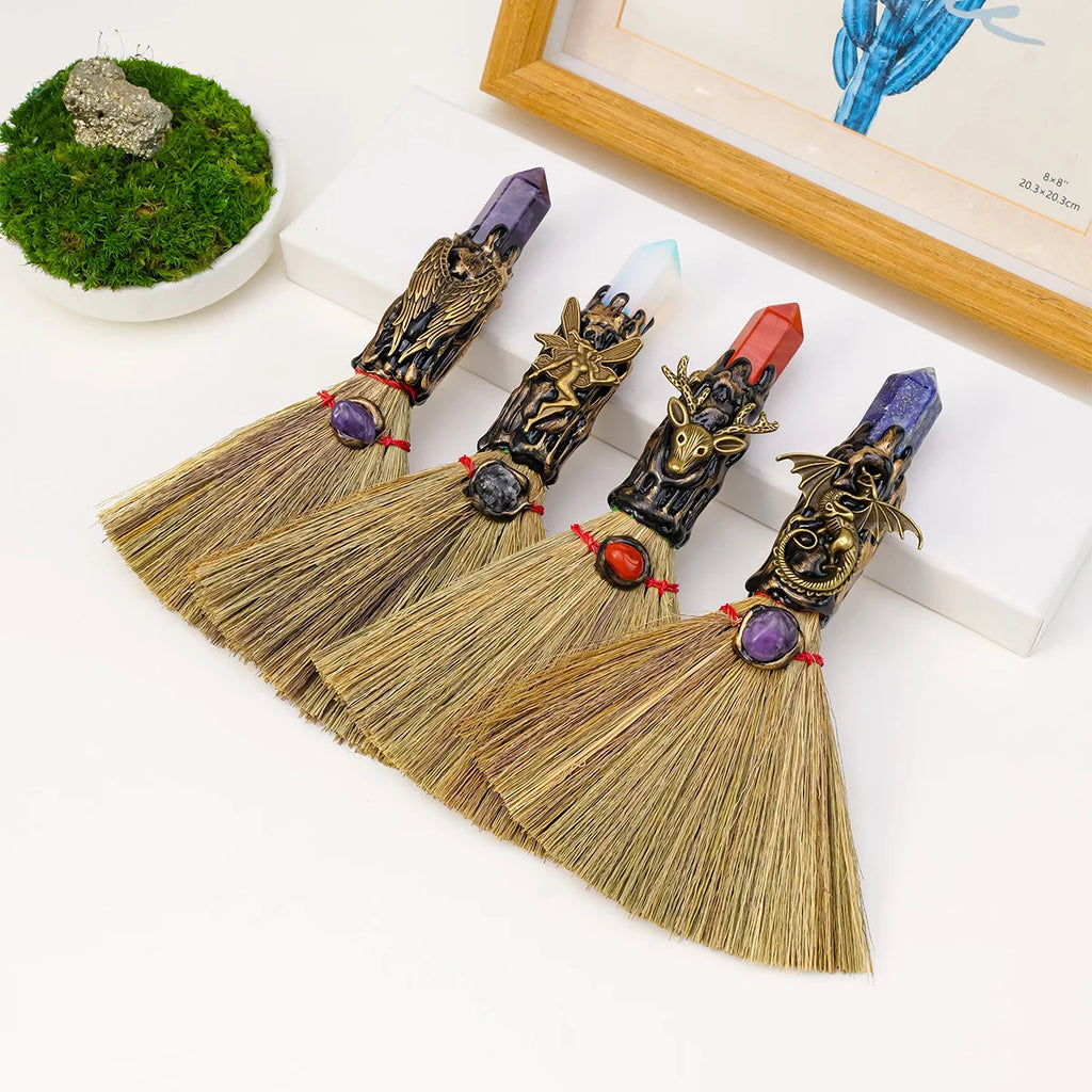 Mini Balai De Sorcière En pierre Naturelle - Purification Énergétique exposé avec des pierres diverses pour un équilibre énergétique unique. Balai de sorcière, balai magique, objet ésotérique, purification énergétique.