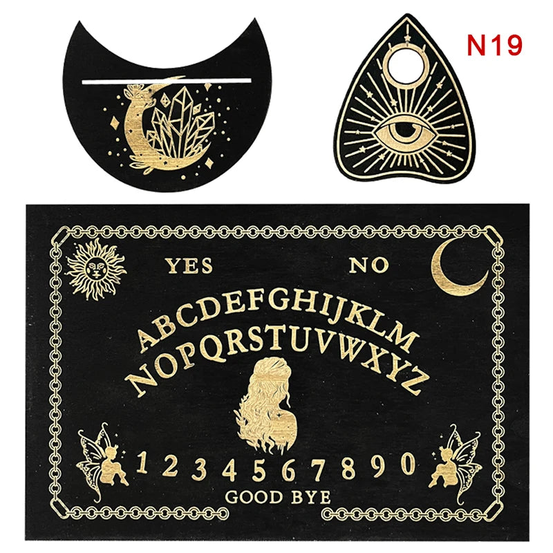 Planche Ouija en Bois de 30 cm avec Motifs Mystiques mise en scène avec des éléments décoratifs d'Halloween. Cet objet ésotérique est essentiel pour les rituels spirituels et les explorations de l'invisible.