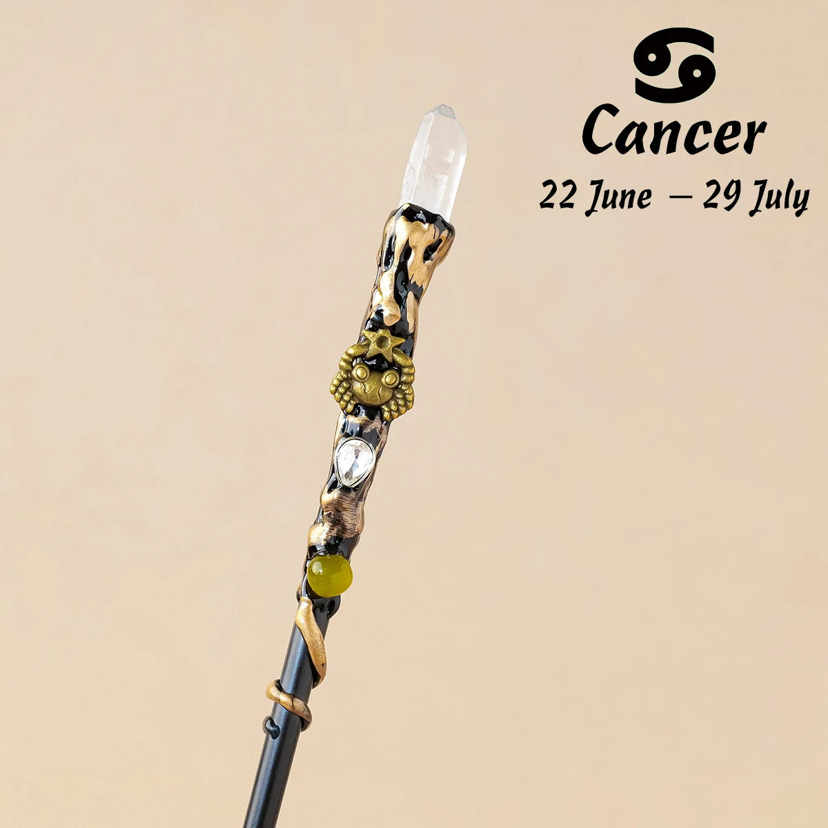 Baguette magique en cristal clair avec des décorations, représentant le signe du Cancer (22 juin - 29 juillet), produit par Aemilia Mystica, 1PC Natural Zodiac Clear Quartz Crystal Point Magic Wand Witch Scepter Spirit Healing Gemstone Energy for Spirituality Healing.