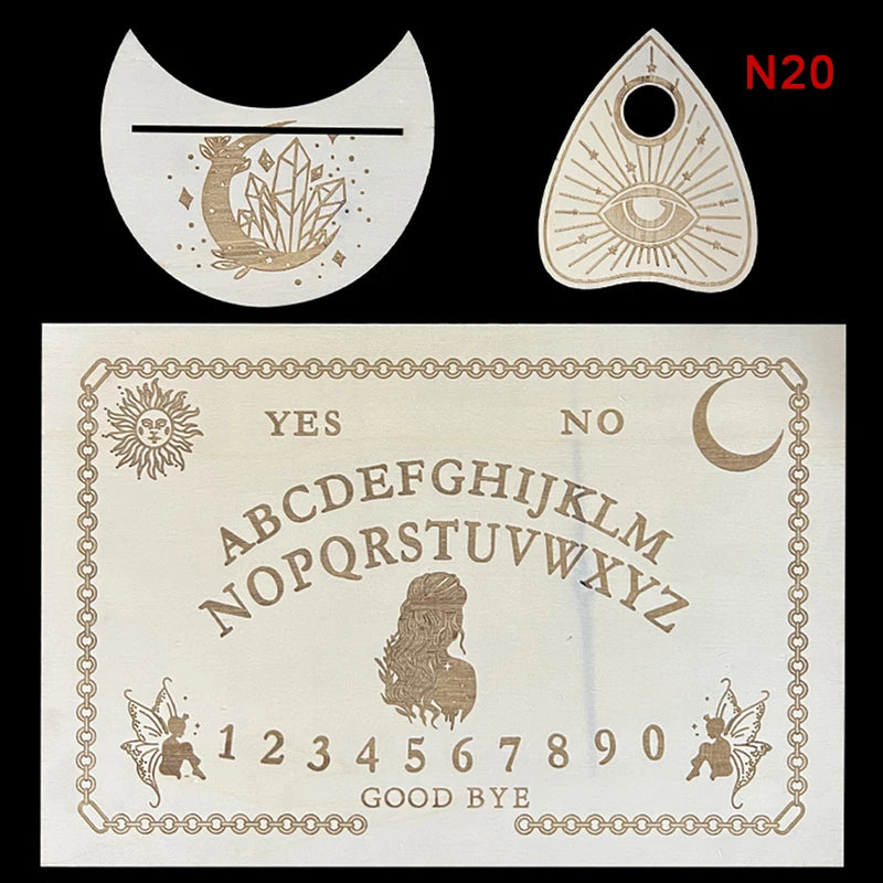 Planche Ouija en Bois de 30 cm avec Motifs Mystiques, exposée comme pièce maîtresse d'un autel de sorcière. Cet outil de divination est parfait pour communiquer avec les esprits et pour des pratiques ésotériques.
