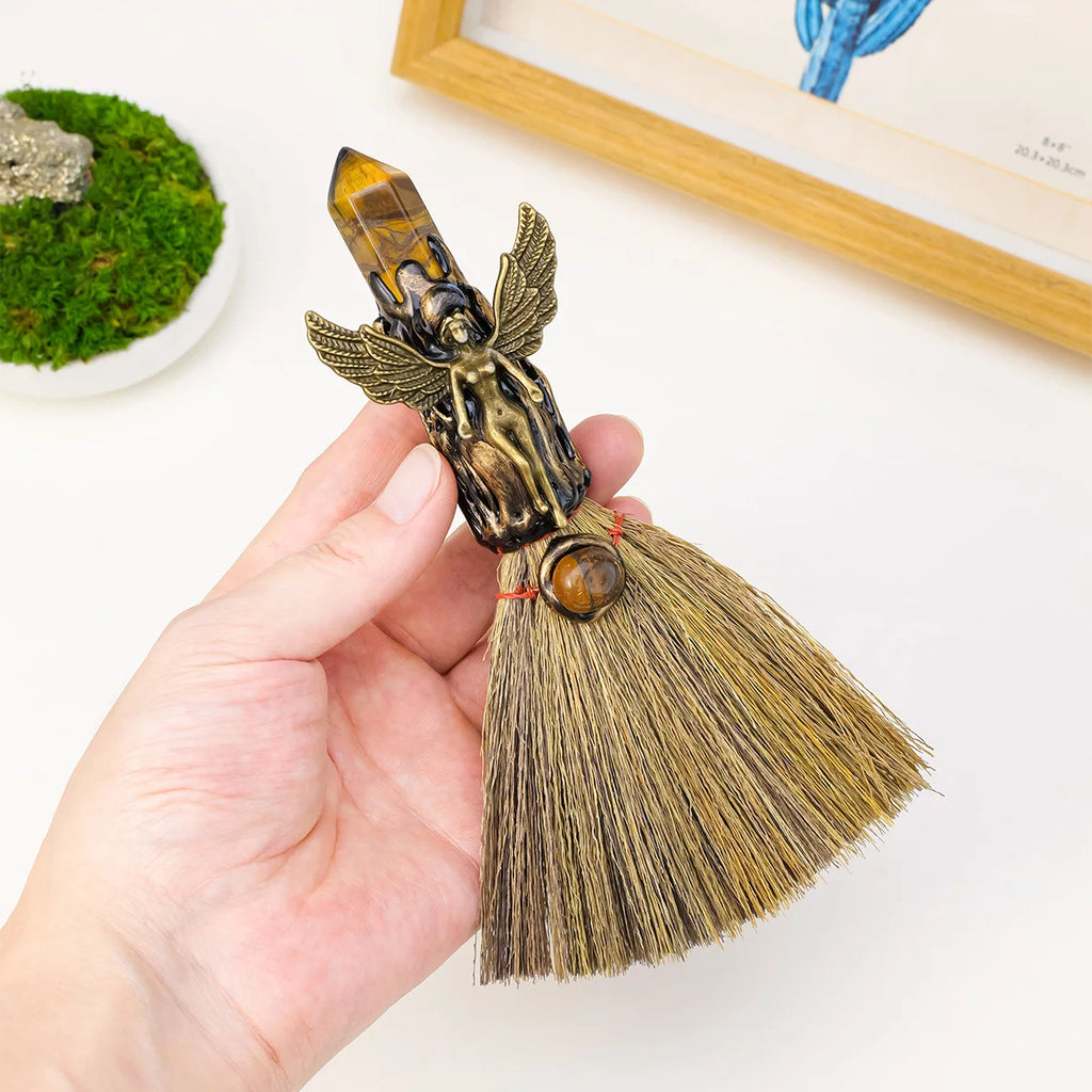 Démonstration du Mini Balai De Sorcière En pierre Naturelle - Purification Énergétique tenu dans la main, illustrant sa taille compacte et son design unique. Balai de sorcière, balai magique, purification énergétique, objet mystique.