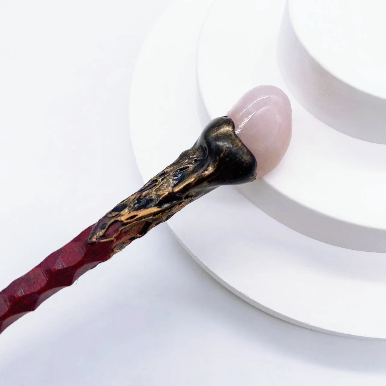 Bâton magique en cristal rouge avec une pointe en quartz rose, de la marque Aemilia Mystica. Un excellent choix pour la sorcellerie et les cadeaux spirituels.