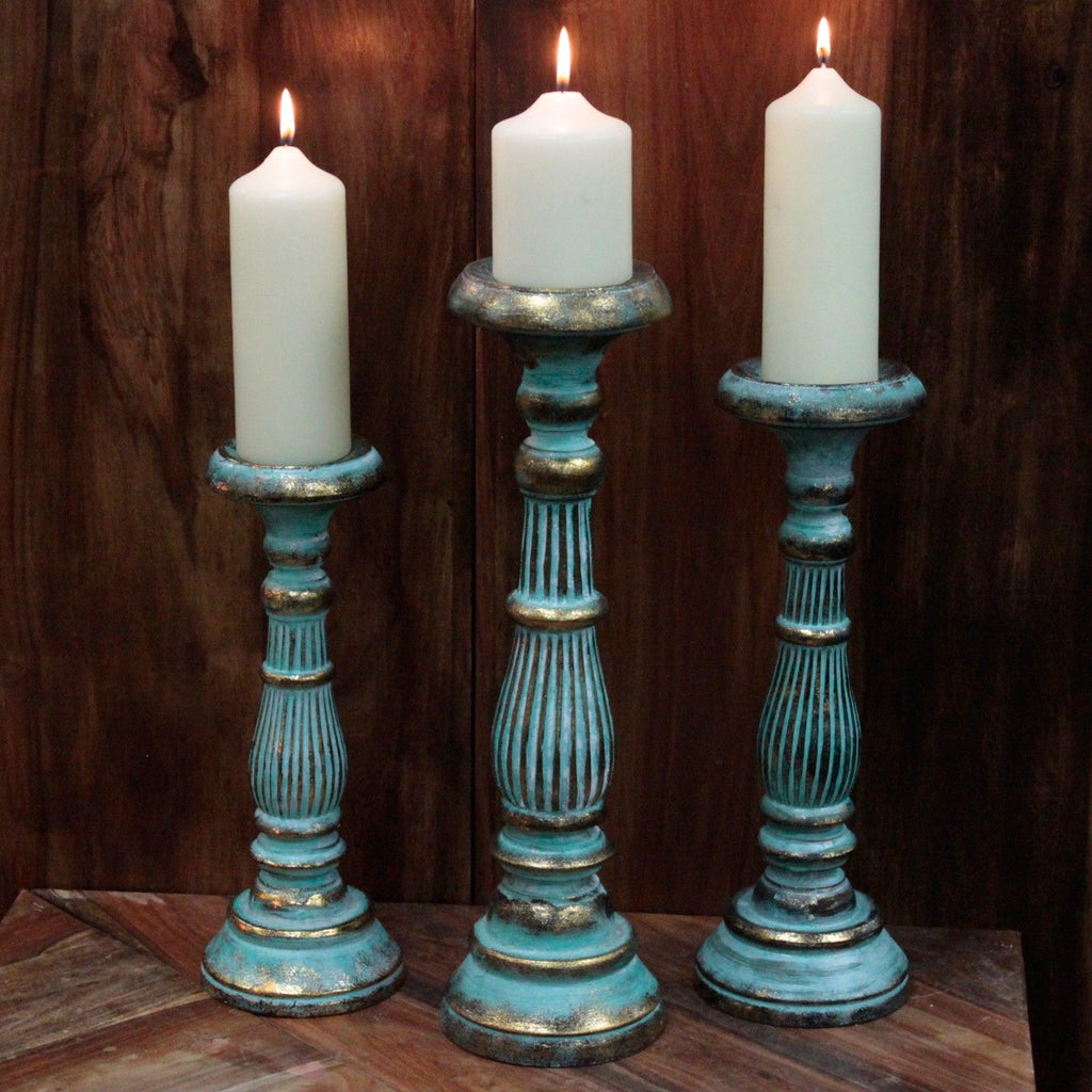 Grand bougeoir vintage en bois blanc et or, mettant en avant une collection de bougeoirs vintage en bois turquoise et or, idéale pour ajouter une touche de décoration ésotérique.