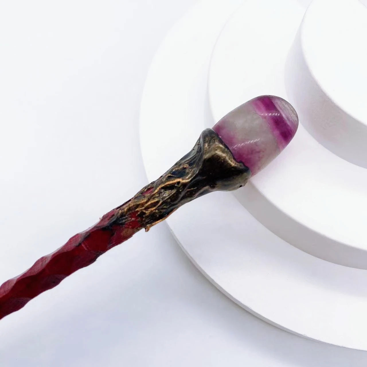 Baguette magique avec une pointe en labradorite et un design élégant, idéale pour les rituels de sorcellerie, disponible chez Aemilia Mystica - 19CM Natural Crystal Stones Magic Wand Witch Amethyst Tiger Eye Stone Labradorite Red Agate Home Decoration Witchcraft Gift.