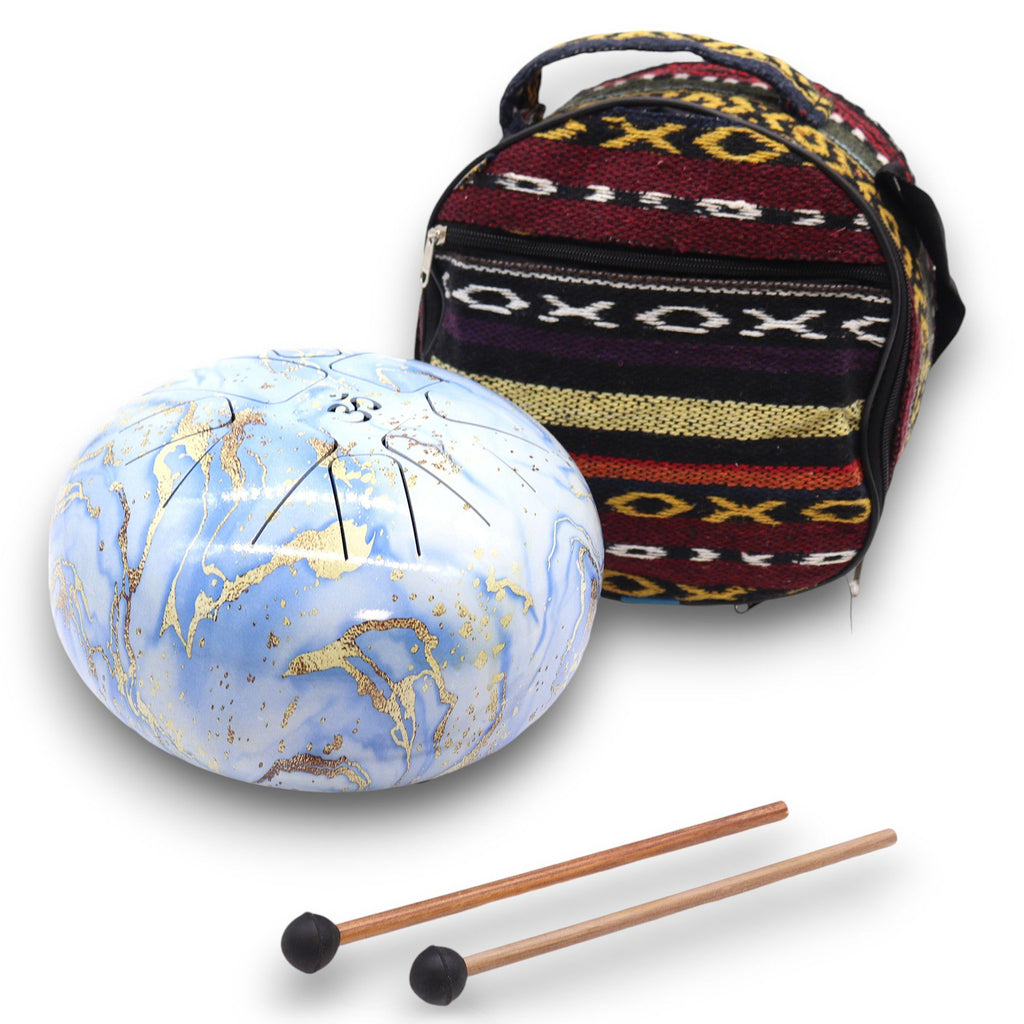 Le Steel Tongue Happy Drum Bleu Ciel en Acier – 22 x 18 cm, avec son sac de transport, est un instrument de bien-être unique. Idéal pour ceux qui cherchent à se détendre grâce à la méditation, la relaxation ou la sonothérapie.