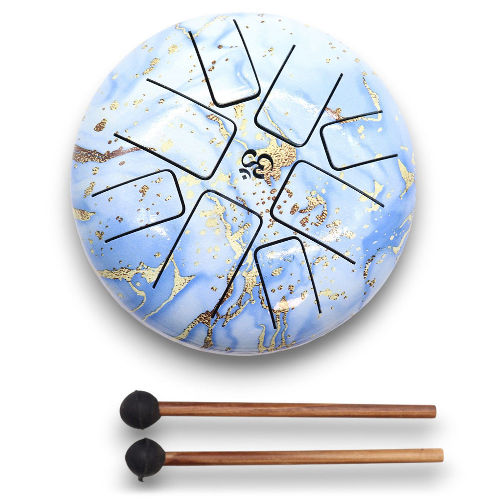 Steel Tongue Happy Drum Bleu Ciel Om – 18 cm, un magnifique tambour en acier avec un design bleu ciel et le symbole Om, idéal pour la méditation, la relaxation et la sonothérapie. Ce happy drum est un instrument intuitif parfait pour ceux qui cherchent à enrichir leur pratique spirituelle. C'est un tambour langue d’acier qui apporte calme et sérénité, idéal pour enrichir votre espace zen.