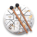 Steel Tongue Happy Drum Om marbré – 18 cm avec baguettes en bois sur un fond blanc. Cet instrument intuitif est parfait pour la méditation, la relaxation et la sonothérapie. Un tambour langue d’acier marbré qui évoque la paix intérieure, idéal pour enrichir votre pratique spirituelle.