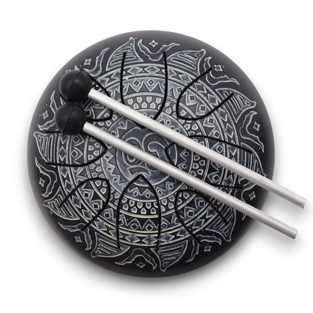 Découvrez le Steel Tongue Happy Drum gravé Om Mandala – 16 cm avec ses baguettes en métal. Cet instrument intuitif est parfait pour la méditation, relaxation et sonothérapie, enrichissant votre expérience musicale. Un tambour langue d’acier avec un motif Om Mandala, idéal pour les pratiques spirituelles.
