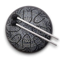 Découvrez le Steel Tongue Happy Drum gravé Om Mandala – 16 cm avec ses baguettes en métal. Cet instrument intuitif est parfait pour la méditation, relaxation et sonothérapie, enrichissant votre expérience musicale. Un tambour langue d’acier avec un motif Om Mandala, idéal pour les pratiques spirituelles.