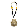 Apportez une touche symbolique et élégante à votre intérieur avec cette suspension Feng Shui Chat porte-bonheur – Maneki-neko. Réalisée en laiton avec une finition au style ancien, elle associe charme décoratif et symbolique de prospérité dans un format facile à suspendre.