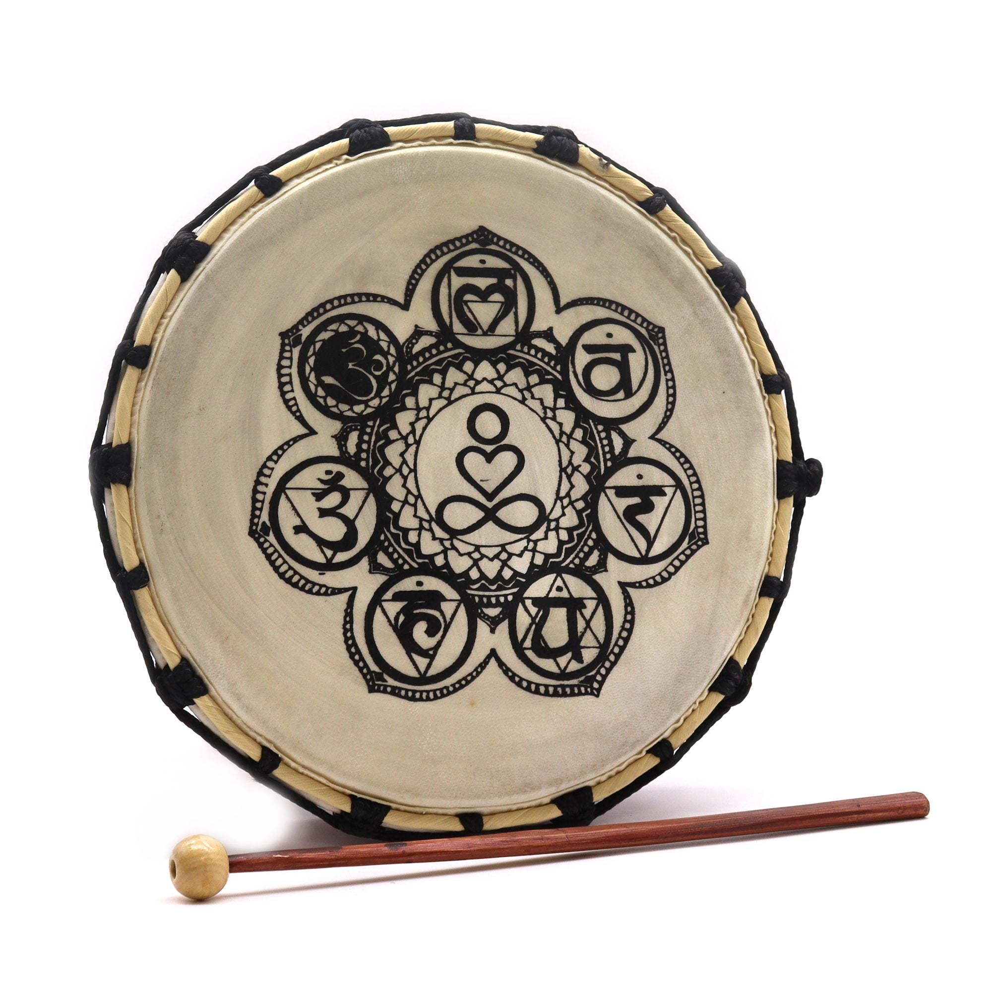 Laissez-vous séduire par ce tambour chamanique Chakra de 25 cm, livré avec ses mailloches. Inspiré de l’univers énergétique des chakras, il associe belle présence visuelle, sonorité profonde et dimension spirituelle pour accompagner la méditation, les rituels et les pratiques de recentrage.