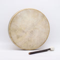 Laissez résonner une énergie profonde avec ce tambour chamanique Esprit du Loup de 40 cm, livré avec sa mailloche. Fabriqué à la main en bois d’acacia et peau de chèvre, il associe une sonorité authentique à une forte présence symbolique grâce à sa poignée sculptée en tête de loup.