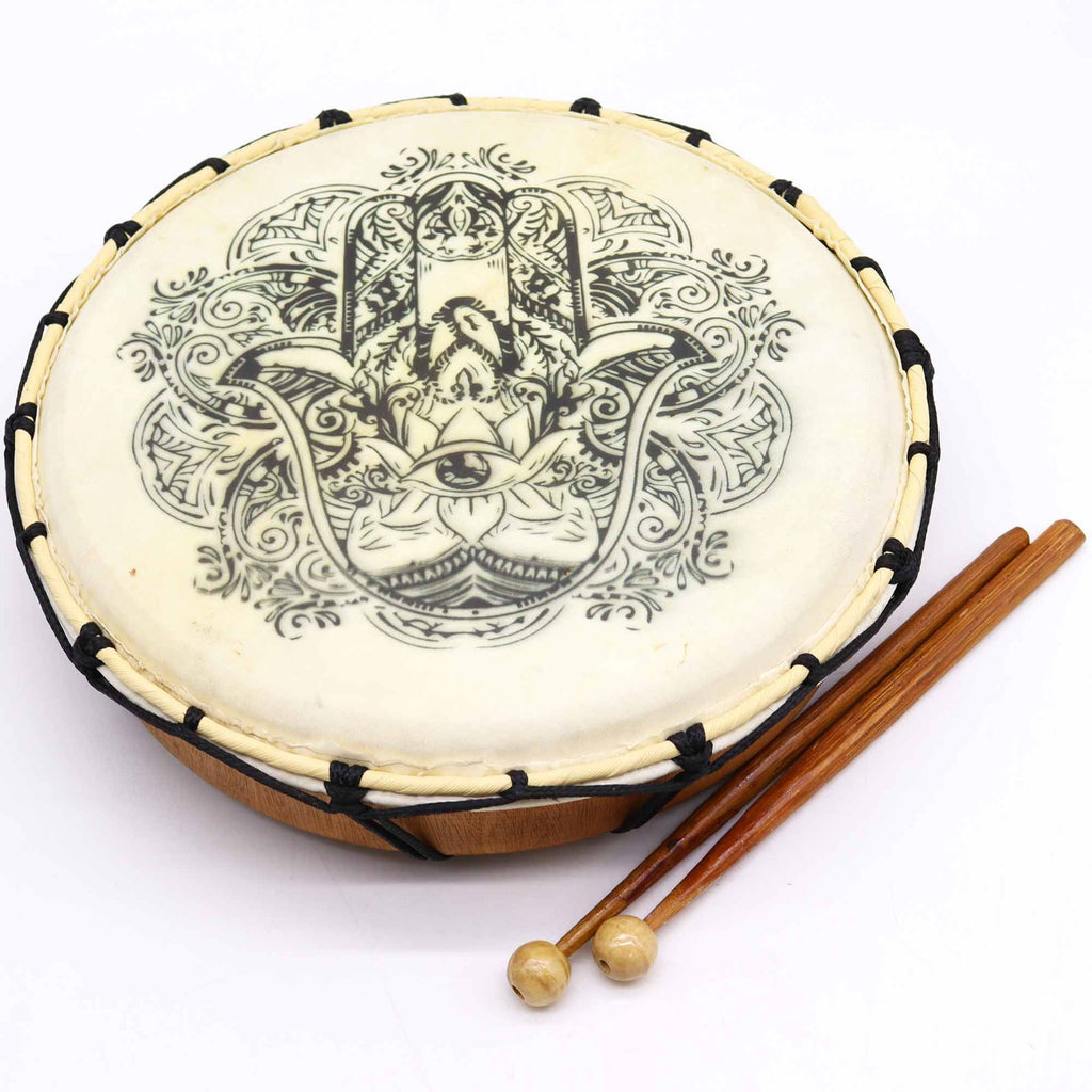 Apportez une dimension symbolique et vibratoire à votre pratique avec ce tambour chamanique Hamsa de 30 cm, livré avec deux mailloches. Son design inspiré du symbole Hamsa en fait un instrument aussi beau qu’inspirant, parfait pour la méditation, les rituels sonores et les espaces spirituels.