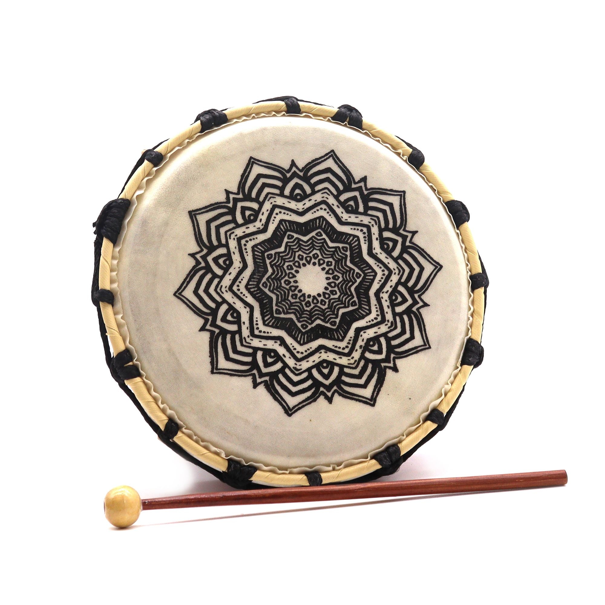 Laissez-vous séduire par ce tambour chamanique Mandala de 20 cm, livré avec ses mailloches. Compact, inspirant et facile à intégrer dans un espace spirituel, il associe belle présence visuelle, sonorité résonante et symbolique apaisante pour accompagner la méditation, les rituels et les pratiques de recentrage.