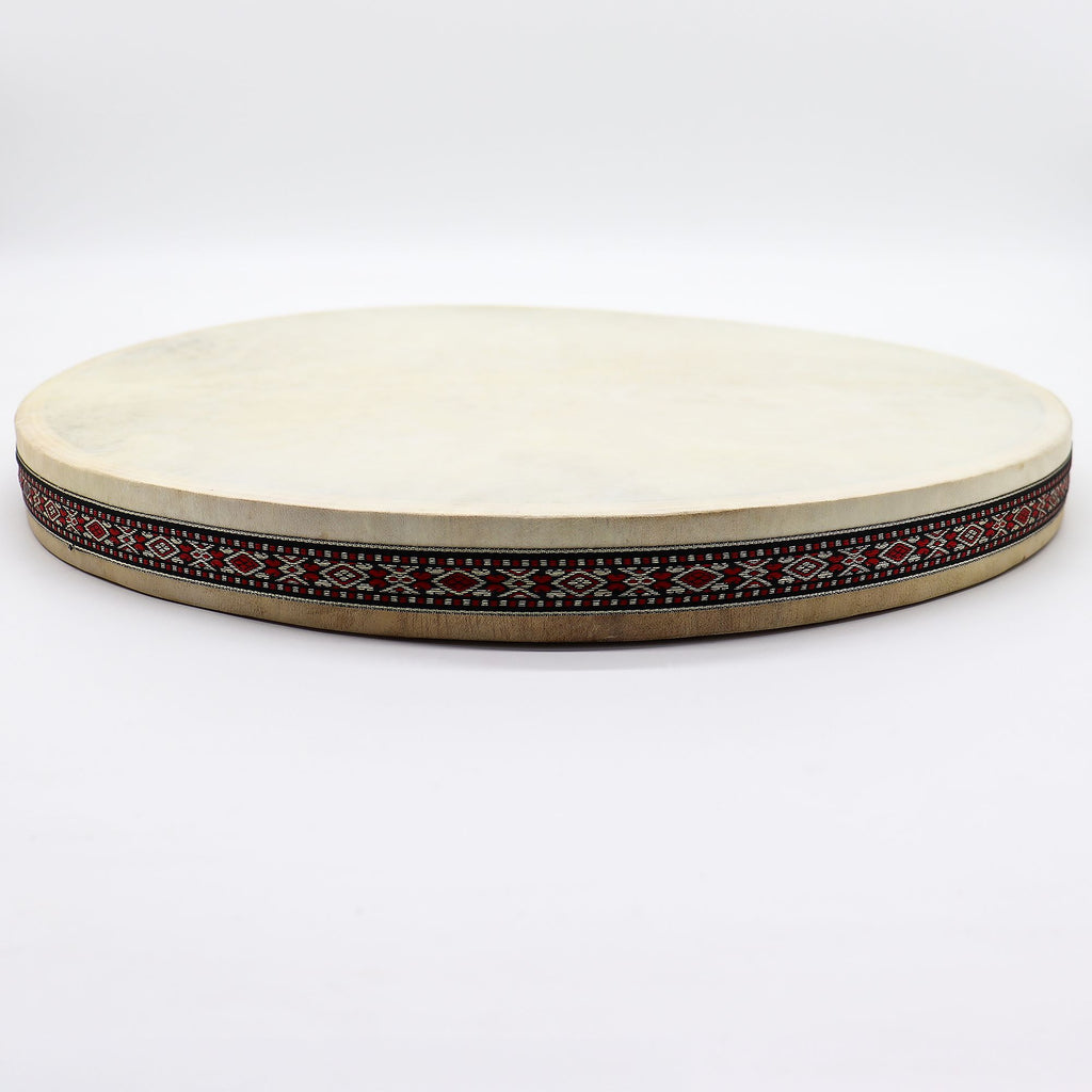 Laissez-vous envelopper par les sonorités fluides de ce tambour océan chamanique de 45 cm. Fabriqué à la main en Indonésie avec de la peau de chèvre et un cadre décoré, il crée des sons profonds évoquant le mouvement des vagues, parfaits pour les bains sonores, la méditation, la relaxation et les pratiques énergétiques.