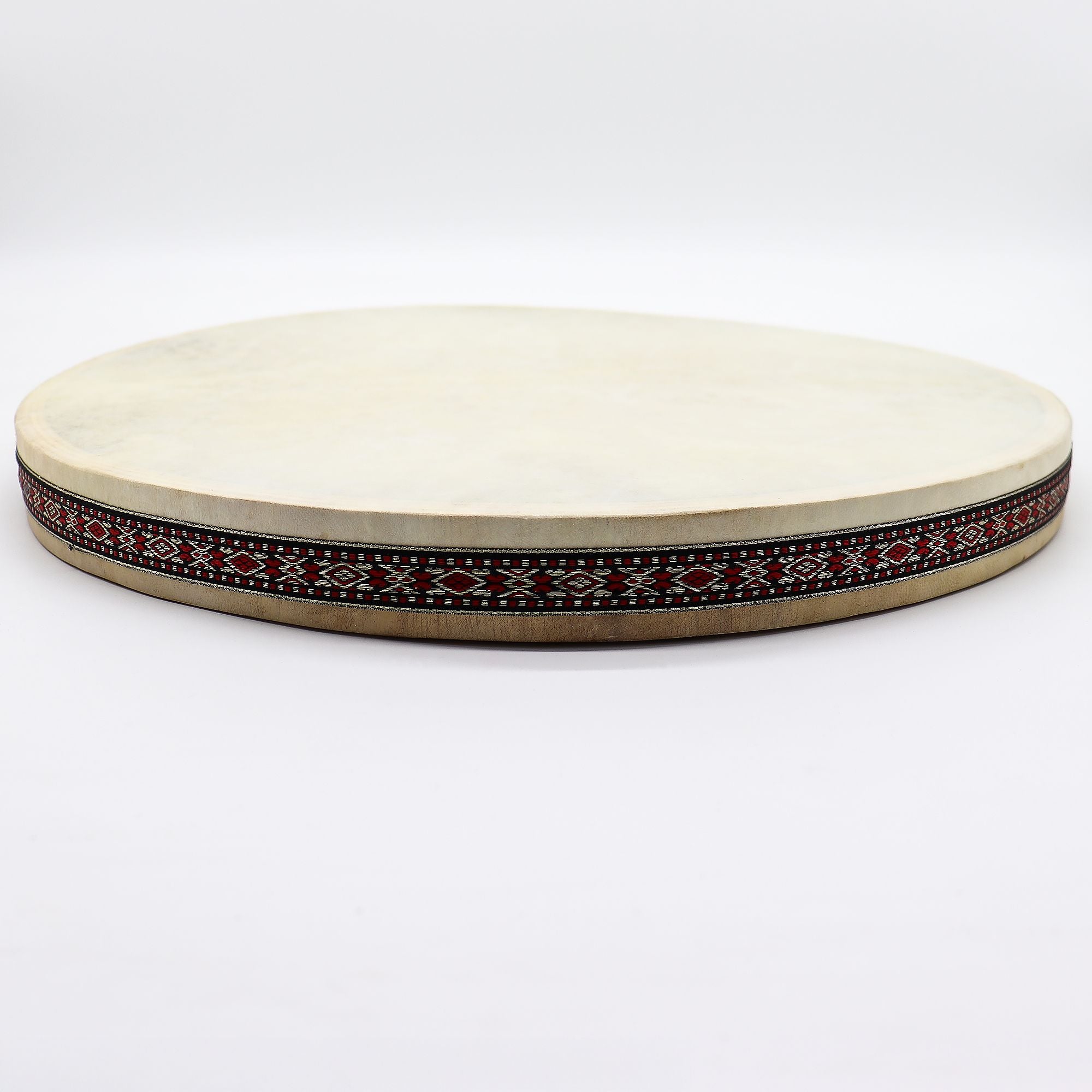 Laissez-vous envelopper par les sonorités fluides de ce tambour océan chamanique de 45 cm. Fabriqué à la main en Indonésie avec de la peau de chèvre et un cadre décoré, il crée des sons profonds évoquant le mouvement des vagues, parfaits pour les bains sonores, la méditation, la relaxation et les pratiques énergétiques.