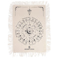 Créez un espace dédié à vos pratiques spirituelles avec ce tapis de divination pour pendule Œil qui voit tout. En coton naturel avec impression noire, il apporte une touche mystique, élégante et symbolique à vos lectures de pendule, tirages de cartes, cristaux ou rituels.