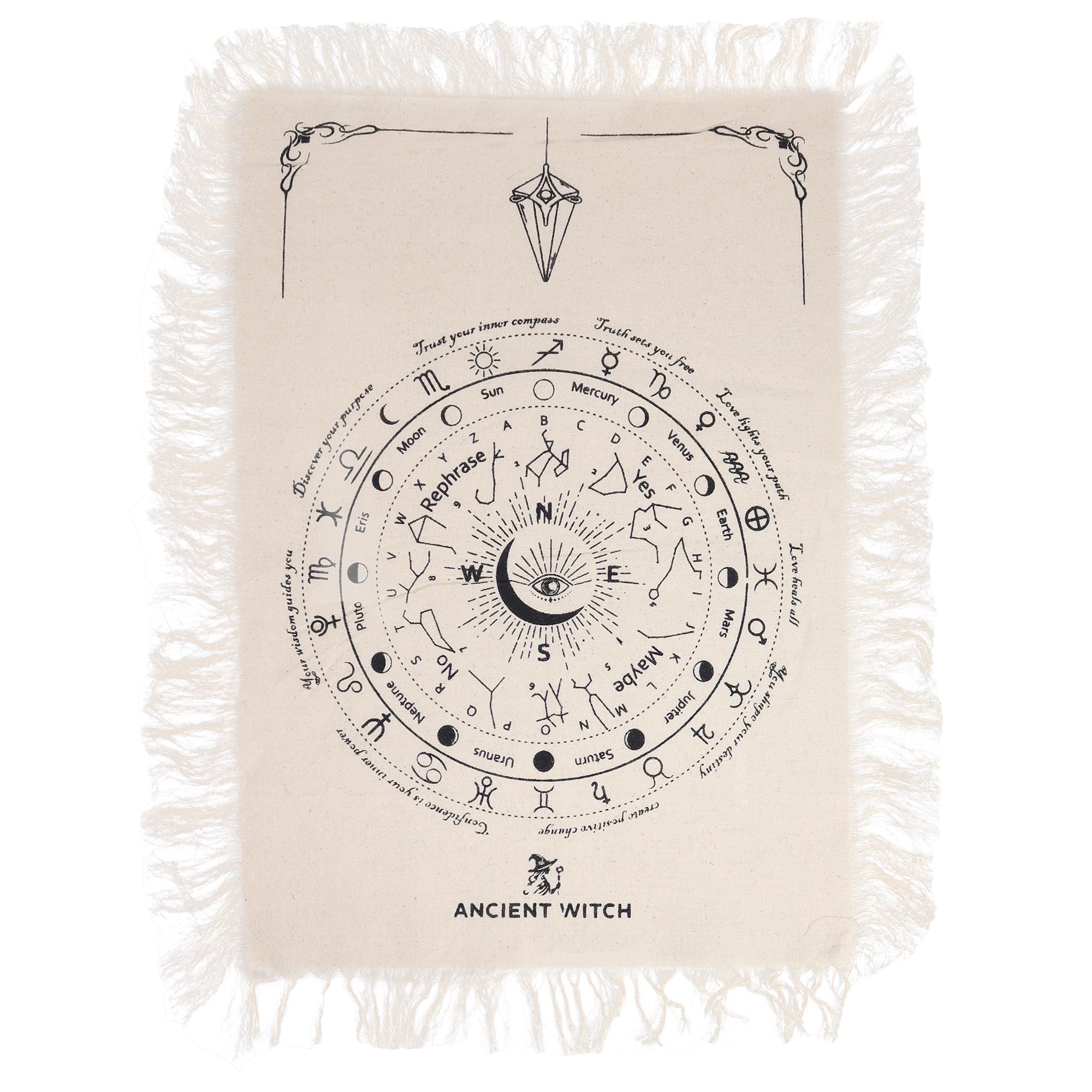 Créez un espace dédié à vos pratiques spirituelles avec ce tapis de divination pour pendule Œil qui voit tout. En coton naturel avec impression noire, il apporte une touche mystique, élégante et symbolique à vos lectures de pendule, tirages de cartes, cristaux ou rituels.