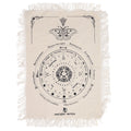 Créez un espace de guidance calme et inspirant avec ce tapis de divination pour pendule Papillon mystique. En coton naturel avec impression noire, il apporte une touche mystique, élégante et symbolique à vos lectures de pendule, tirages, cristaux et rituels.