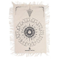 Créez un espace de guidance clair et inspirant avec ce tapis de divination pour pendule Visage du Soleil. En coton naturel avec impression noire, il apporte une touche mystique, lumineuse et symbolique à vos lectures de pendule, tirages, cristaux et rituels.