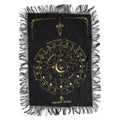 Apportez une présence mystique et élégante à vos pratiques avec ce tapis de divination pour pendule Œil qui voit tout en noir et or. Idéal pour le pendule, le tarot, les cristaux ou l’autel, il crée un espace rituel raffiné, symbolique et inspirant.
