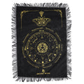 Apportez une touche d’élégance et de mystère à vos pratiques avec ce tapis de divination pour pendule Papillon mystique en noir et or. Idéal pour le pendule, le tarot, les cristaux ou l’autel, il crée un espace rituel raffiné, symbolique et inspirant.