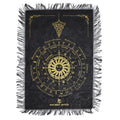 Apportez chaleur, élégance et symbolique à vos pratiques avec ce tapis de divination pour pendule Visage du Soleil en noir et or. Idéal pour le pendule, le tarot, les cristaux ou l’autel, il crée un espace rituel raffiné, inspirant et profondément mystique.